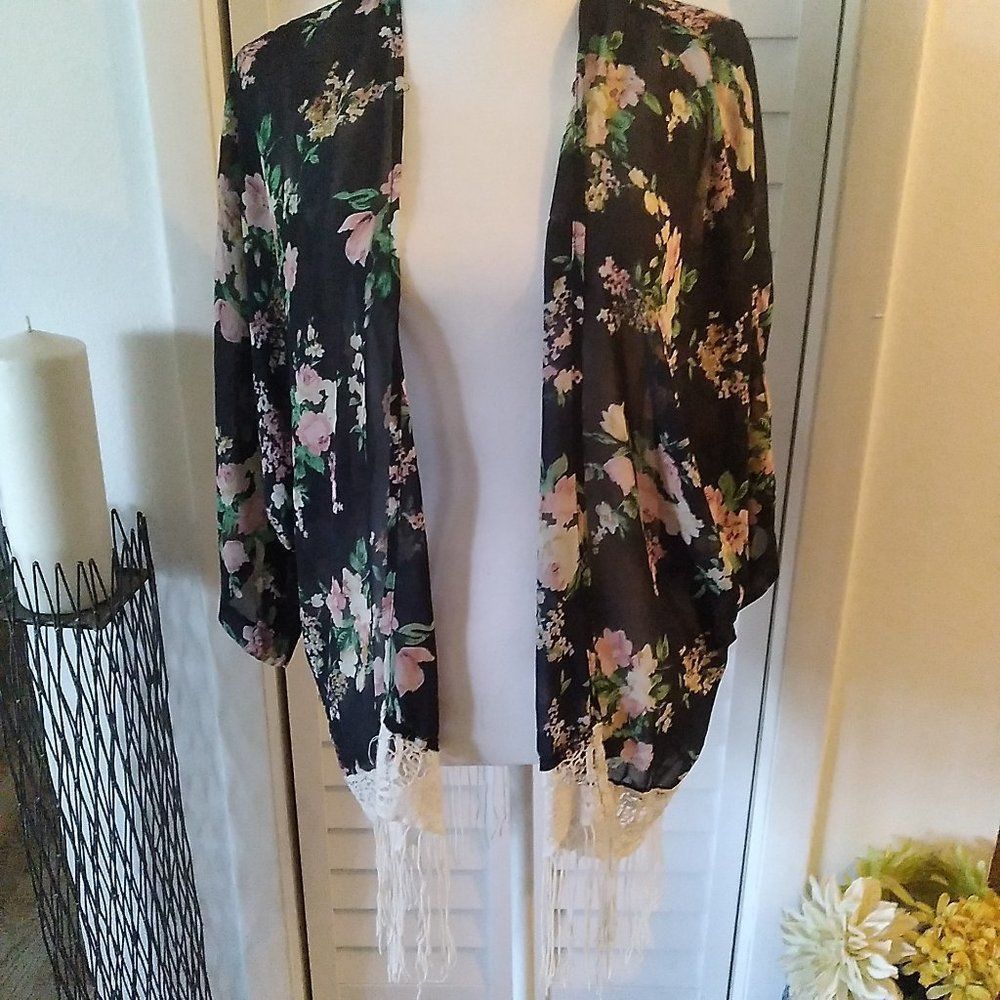 𝅺RACHEL & Chloe navy floral bat wing sleeve womens white fringe‎ Komono. Sz. M